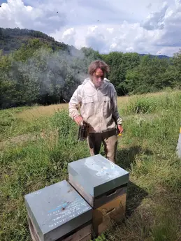 33-nos-producteurs-pierre-apiculteur-3.webp
